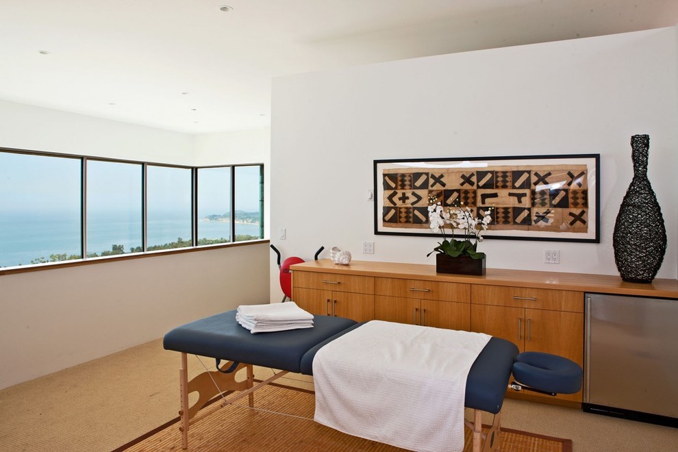 Example of a trendy home gym design in Los Angeles