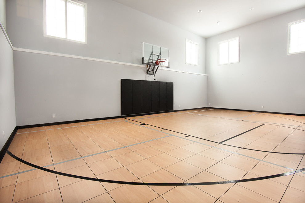 Geräumiger Klassischer Fitnessraum mit Indoor-Sportplatz, grauer Wandfarbe und Laminat in Milwaukee