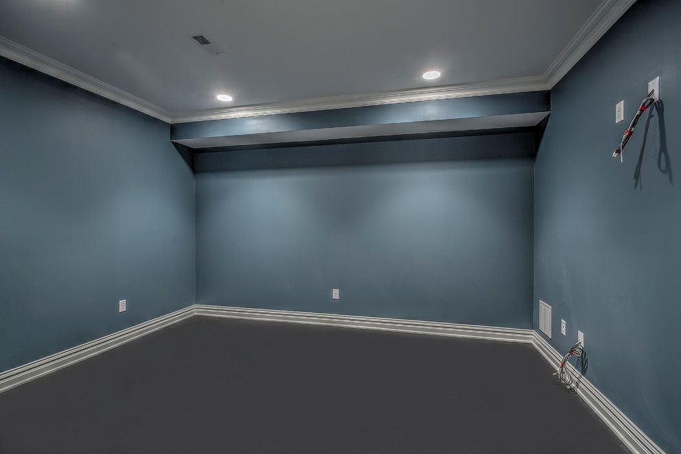Idées déco pour une grande salle de musculation classique avec un mur bleu et un sol en vinyl.
