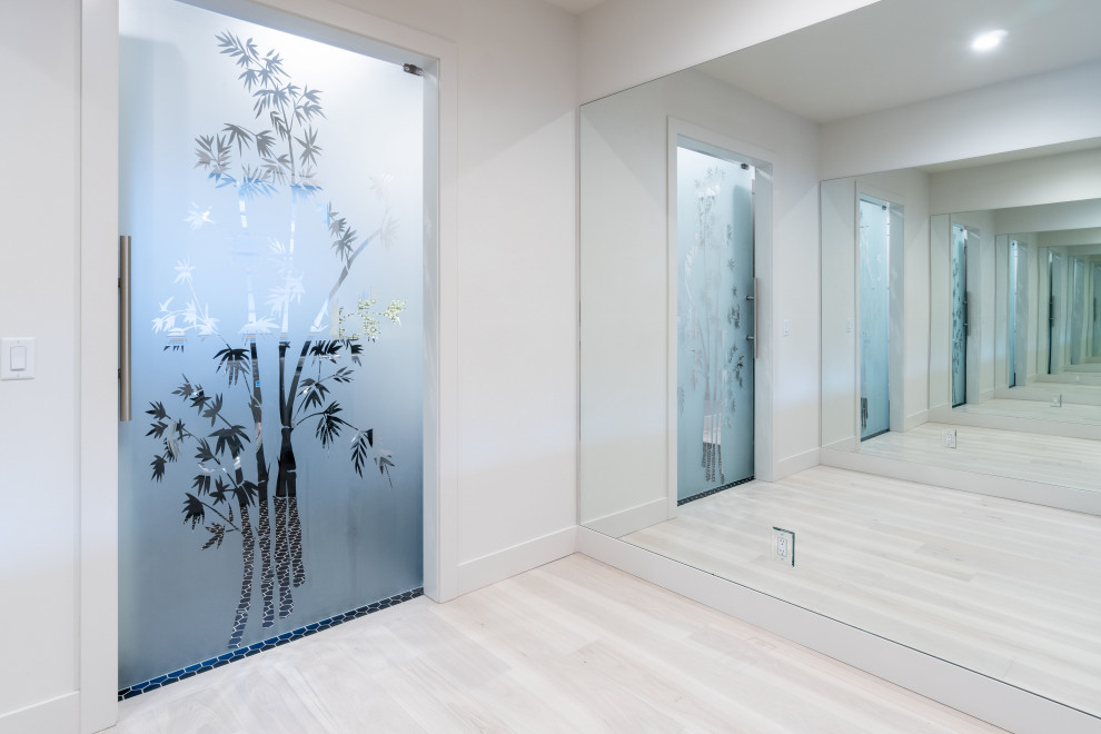 Esempio di un piccolo studio yoga design con pareti bianche e parquet chiaro