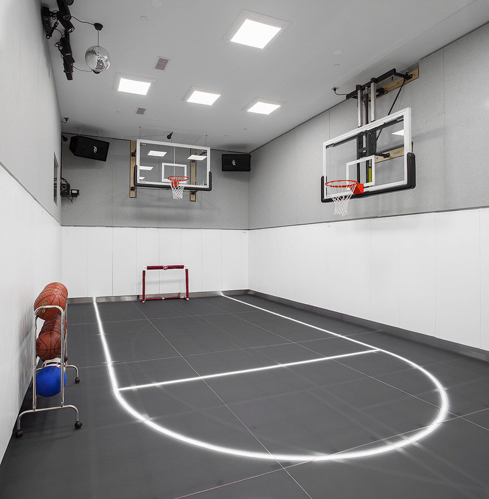 Geräumiger Moderner Fitnessraum mit Indoor-Sportplatz, grauer Wandfarbe und grauem Boden in New York