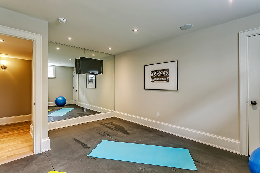 Multifunktionaler, Mittelgroßer Klassischer Fitnessraum mit beiger Wandfarbe, Betonboden und grauem Boden in Toronto