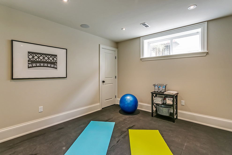 Multifunktionaler, Mittelgroßer Klassischer Fitnessraum mit Betonboden, beiger Wandfarbe und grauem Boden in Toronto