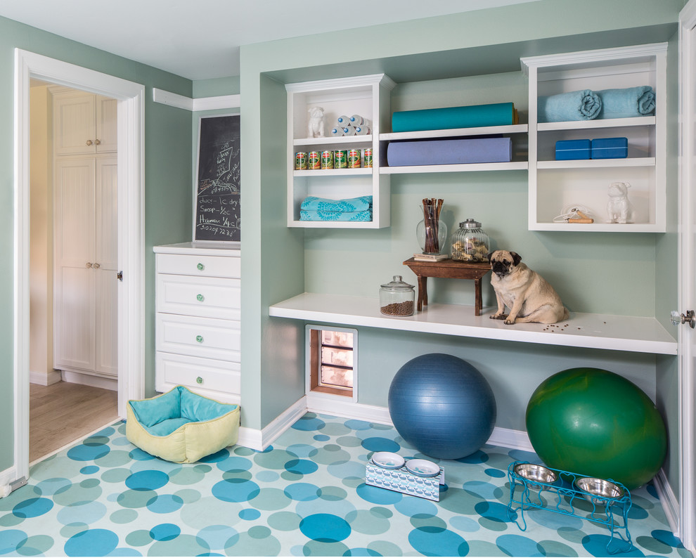 Источник вдохновения для домашнего уюта: домашний тренажерный зал в классическом стиле с зелеными стенами и синим полом