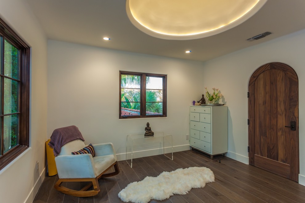 Mittelgroßer Mediterraner Yogaraum mit weißer Wandfarbe, braunem Holzboden und braunem Boden in Los Angeles