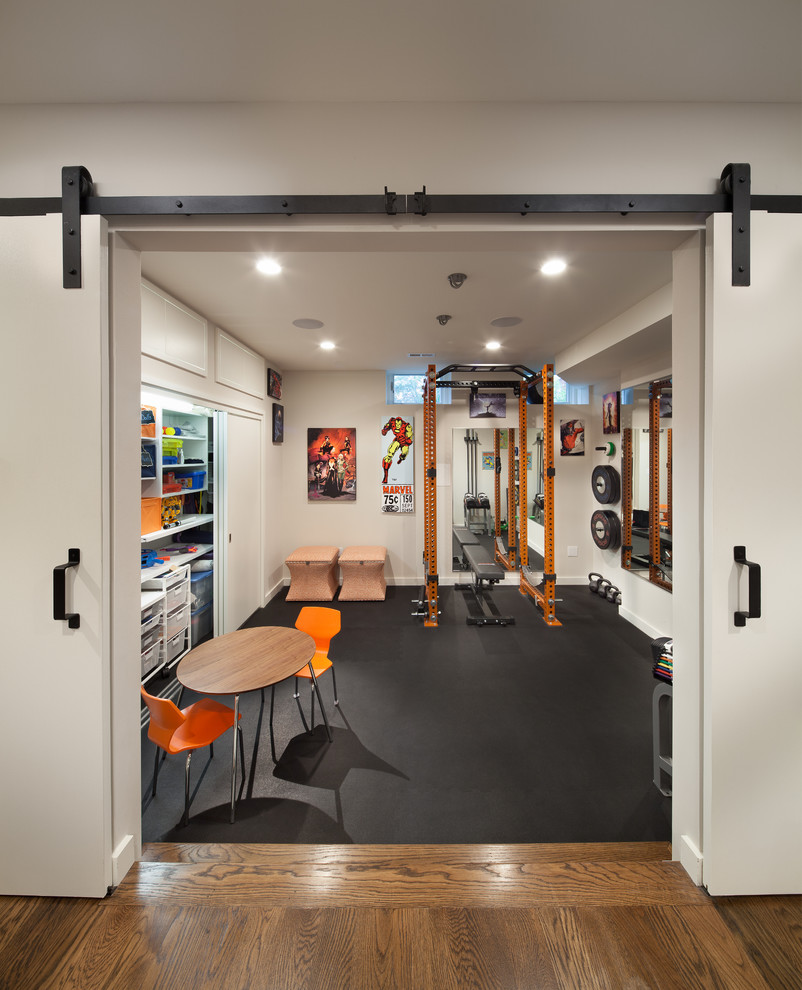 Multifunktionaler, Mittelgroßer Stilmix Fitnessraum mit weißer Wandfarbe und schwarzem Boden in Washington, D.C.