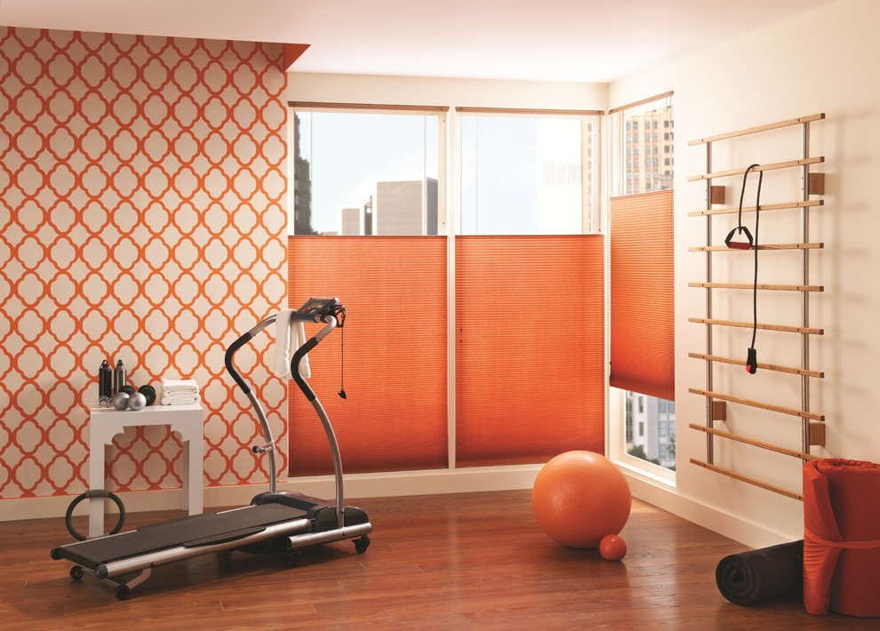 Idee per una palestra multiuso contemporanea di medie dimensioni con pareti arancioni, pavimento in vinile e pavimento arancione