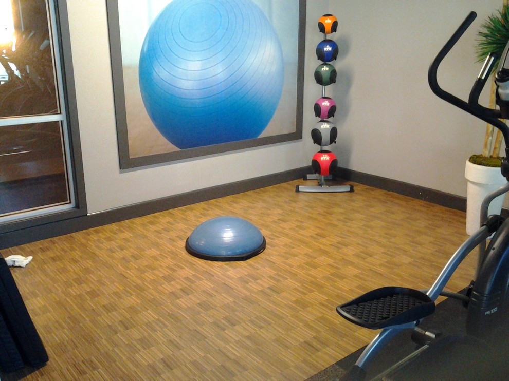 Cette image montre une petite salle de sport design multi-usage avec un mur blanc et un sol en liège.