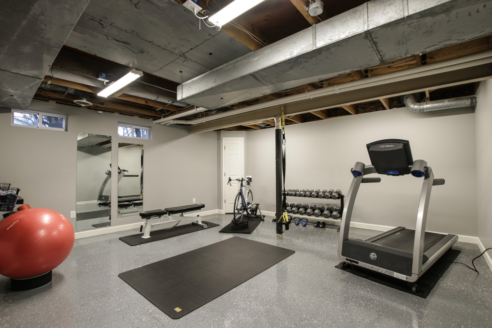 Cette image montre une salle de sport traditionnelle multi-usage et de taille moyenne avec un mur gris, sol en béton ciré et un sol gris.