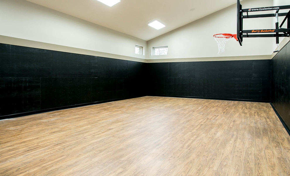 Cette image montre un terrain de sport intérieur traditionnel avec un mur gris et un sol en vinyl.