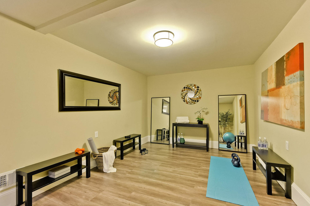 Ispirazione per uno studio yoga minimal di medie dimensioni con pareti beige, parquet chiaro e pavimento marrone