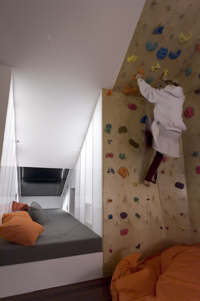 Kleiner Eklektischer Fitnessraum mit Kletterwand und weißer Wandfarbe in Austin