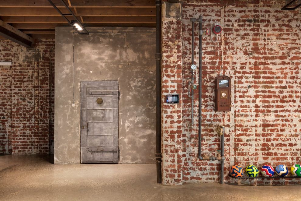 Multifunktionaler, Geräumiger Moderner Fitnessraum mit roter Wandfarbe, Betonboden und grauem Boden in Melbourne