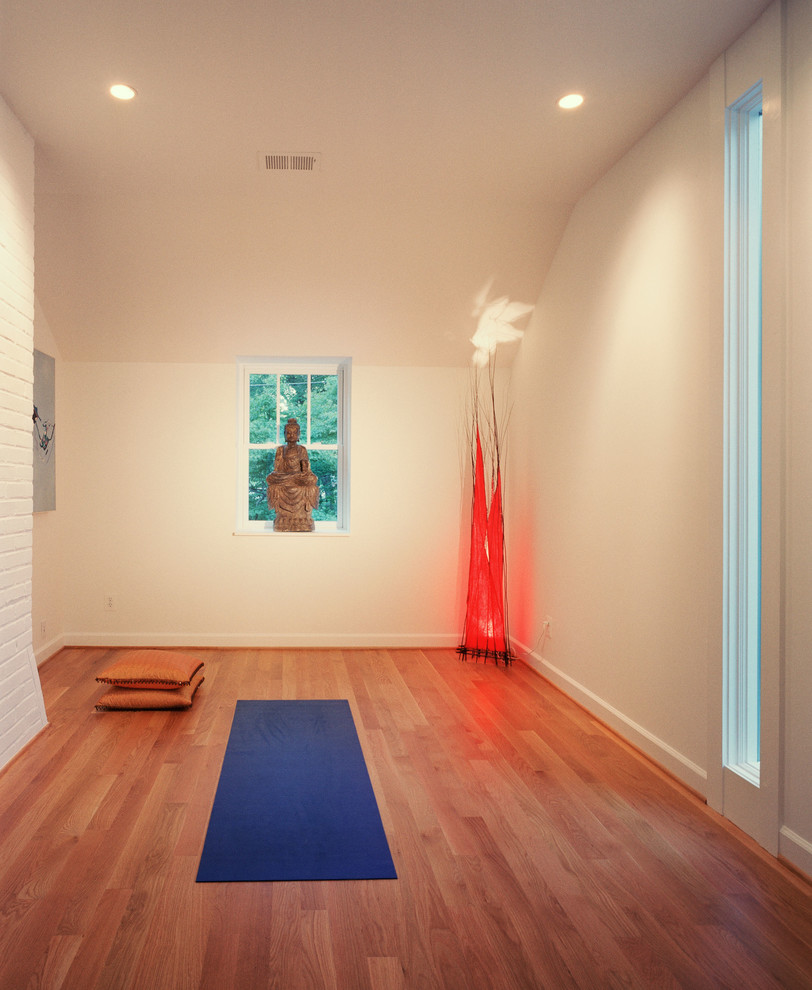 Idéer för funkis hemmagym med yogastudio, med vita väggar och orange golv