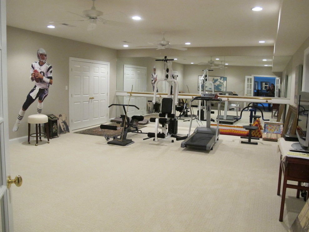 This is an example of a medium sized traditional home weight room in Detroit with grey walls and carpet.
