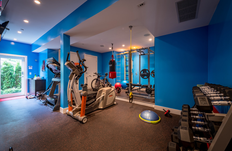 Cette image montre une petite salle de sport design multi-usage avec un mur bleu, un sol en carrelage de céramique et un sol noir.