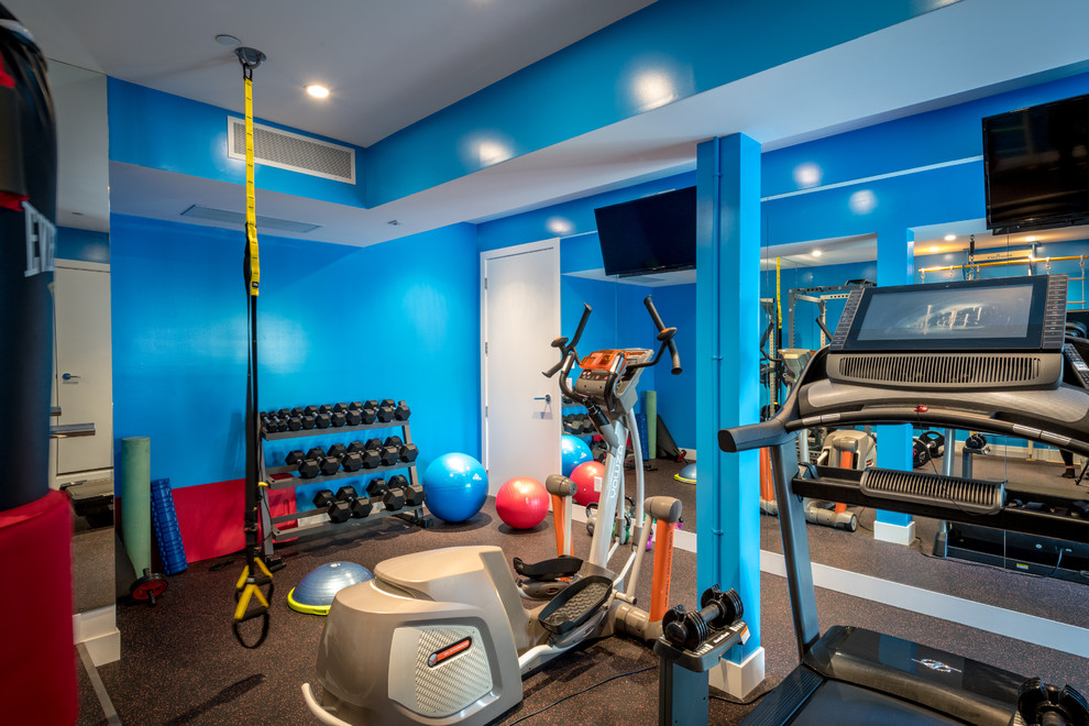 Multifunktionaler, Kleiner Moderner Fitnessraum mit blauer Wandfarbe, Keramikboden und schwarzem Boden in Vancouver