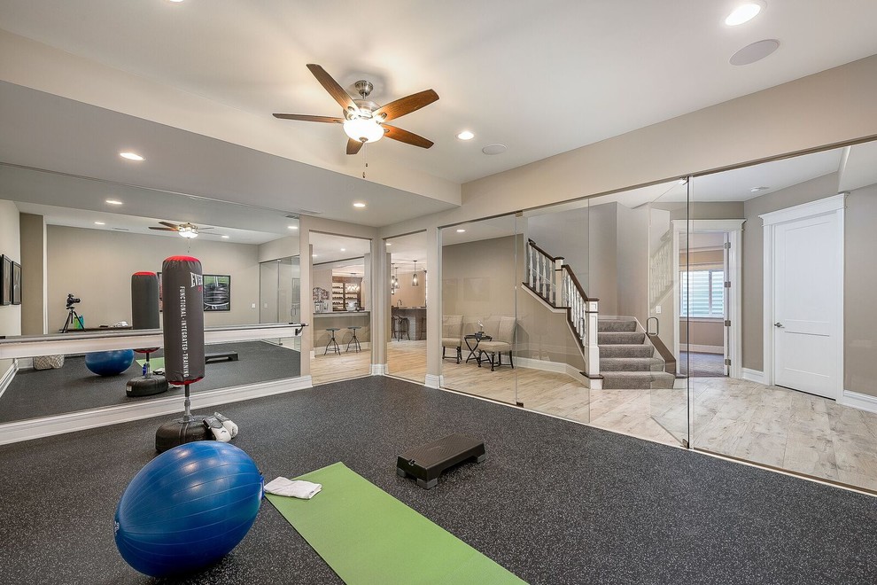 Multifunktionaler, Mittelgroßer Klassischer Fitnessraum mit beiger Wandfarbe, Porzellan-Bodenfliesen und grauem Boden in Chicago