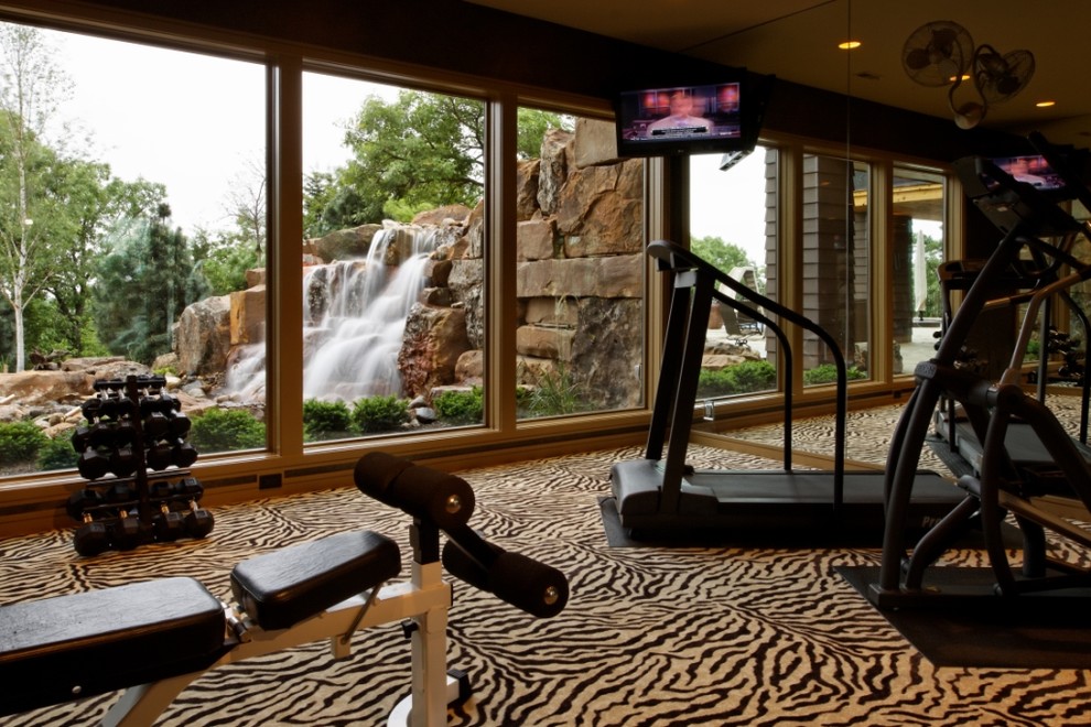 Inspiration for a timeless home gym remodel in Omaha