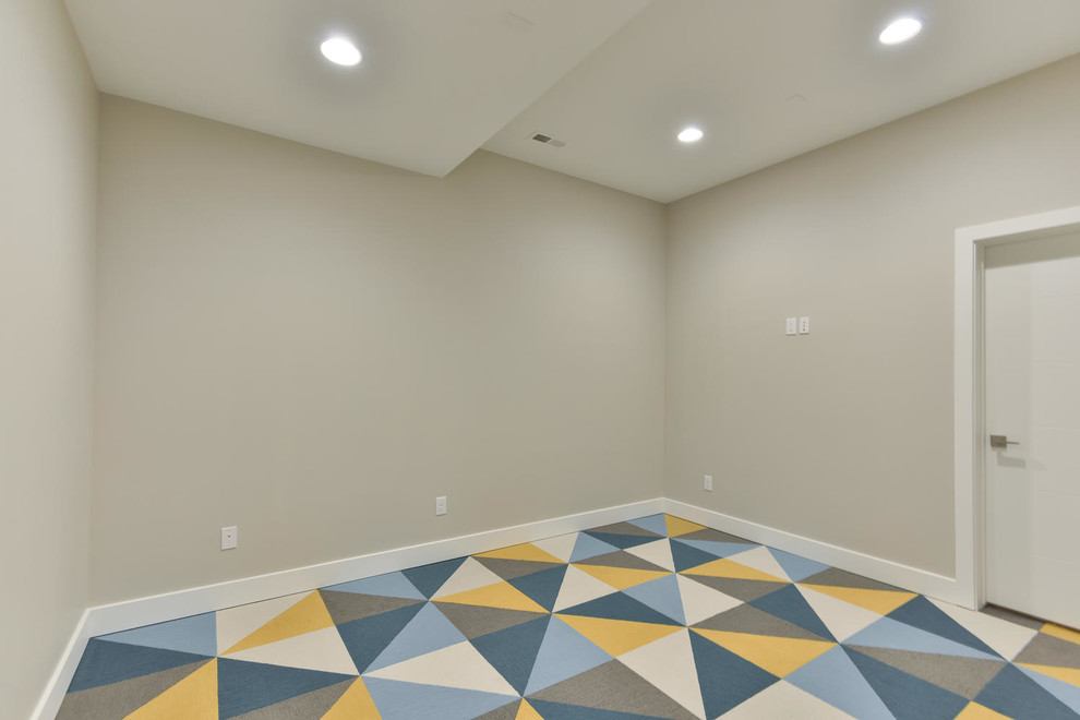 Mittelgroßer, Multifunktionaler Moderner Fitnessraum mit grauer Wandfarbe und blauem Boden in Denver
