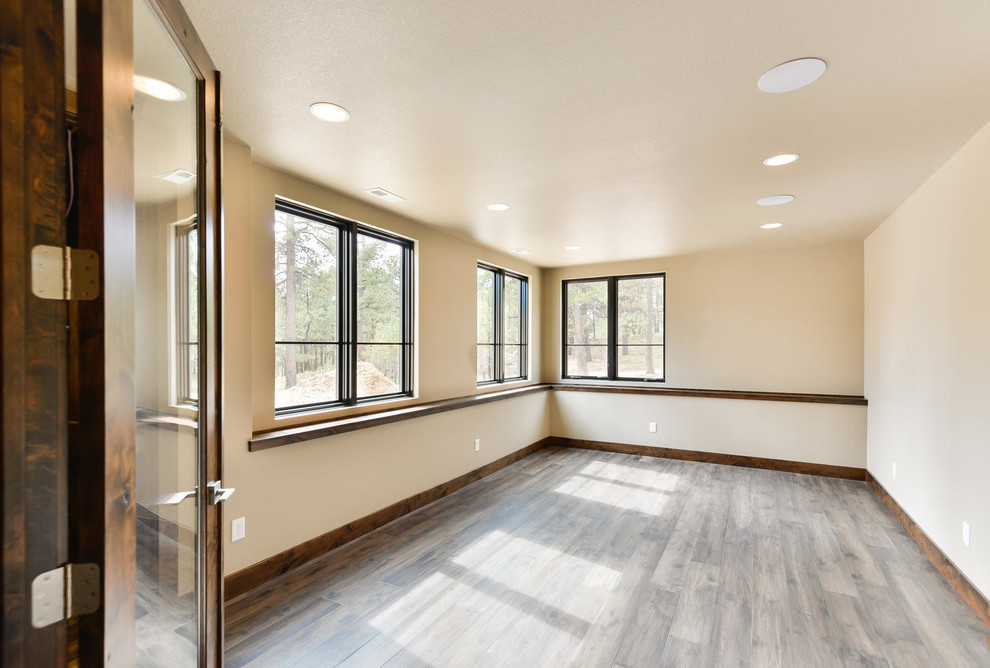 Idées déco pour un studio de yoga contemporain de taille moyenne avec un mur beige, un sol en bois brun et un sol marron.