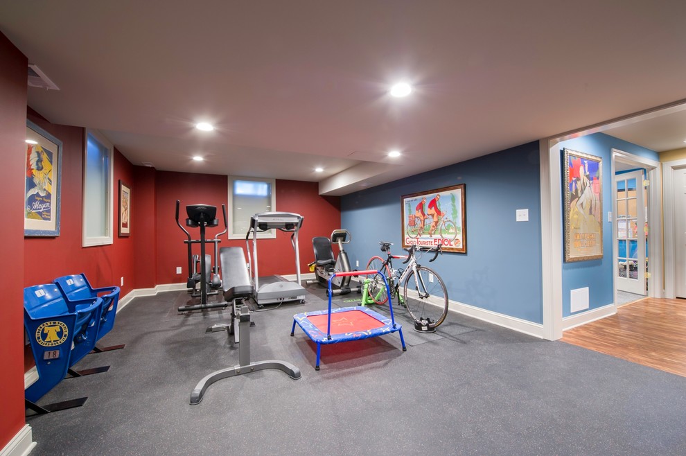 Multifunktionaler Moderner Fitnessraum mit roter Wandfarbe und Linoleum in Philadelphia