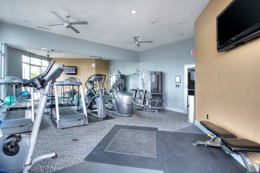 Multifunktionaler, Großer Klassischer Fitnessraum mit grauer Wandfarbe, Teppichboden und grauem Boden in Miami