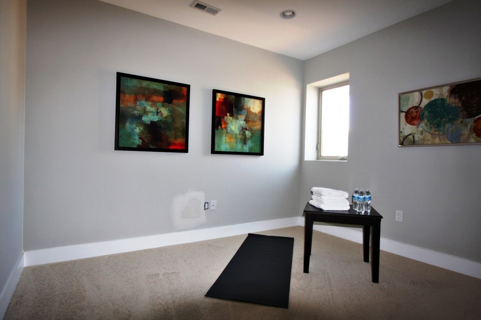 Foto på ett litet funkis hemmagym med yogastudio, med grå väggar och heltäckningsmatta