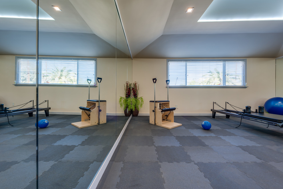 Großer Moderner Fitnessraum mit Indoor-Sportplatz, beiger Wandfarbe und Teppichboden in San Francisco