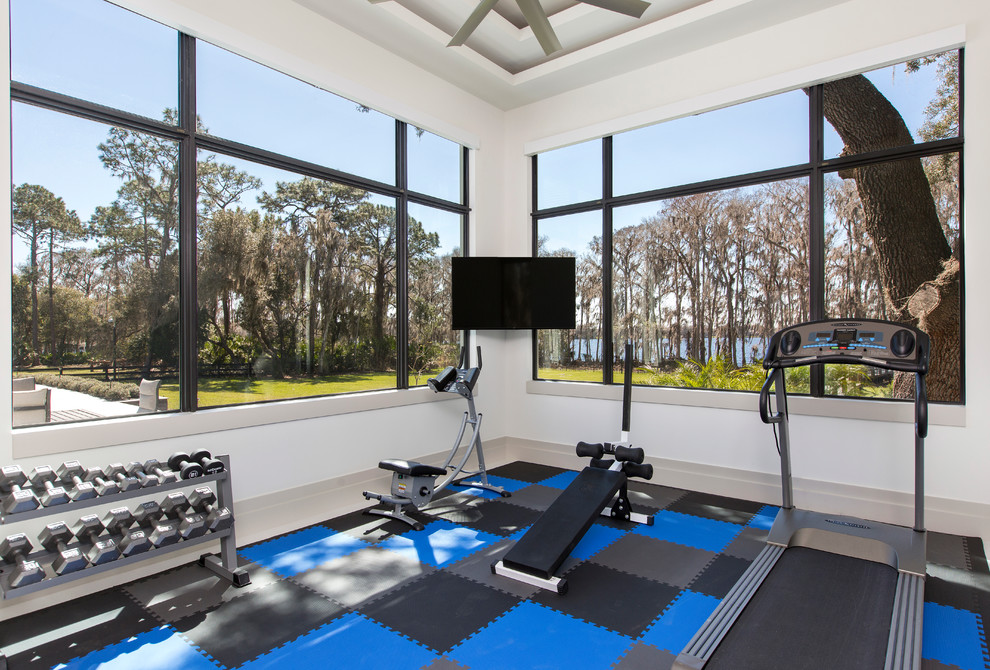 Multifunktionaler Moderner Fitnessraum mit weißer Wandfarbe und buntem Boden in Orlando