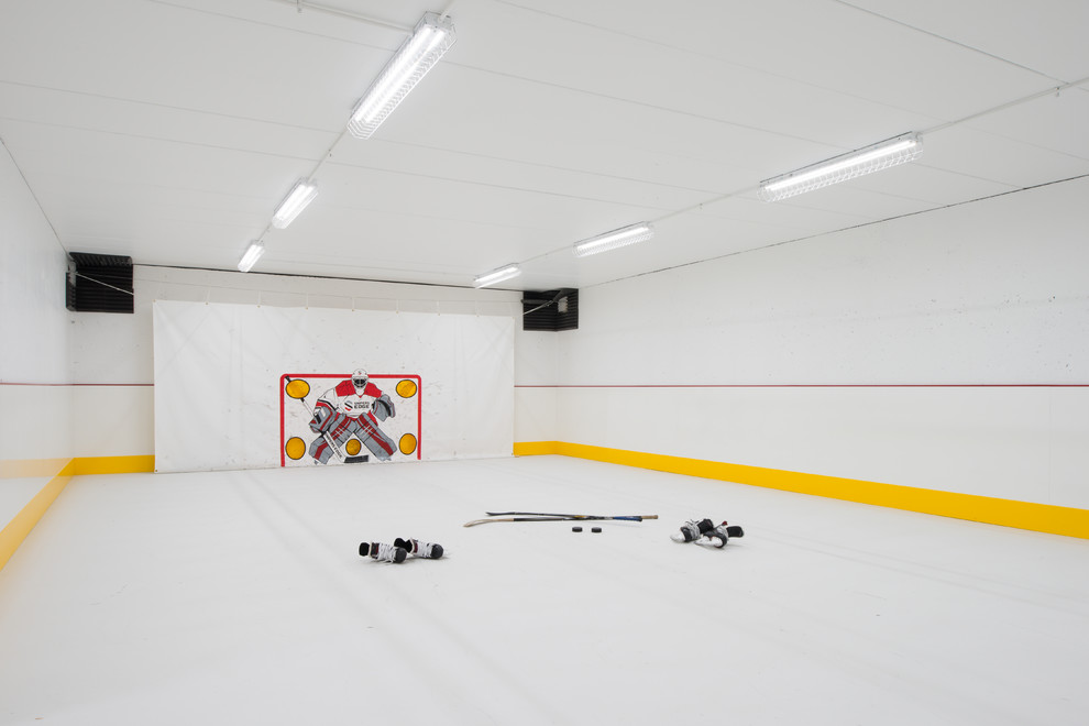 Moderner Fitnessraum mit Indoor-Sportplatz, weißer Wandfarbe und weißem Boden in Minneapolis