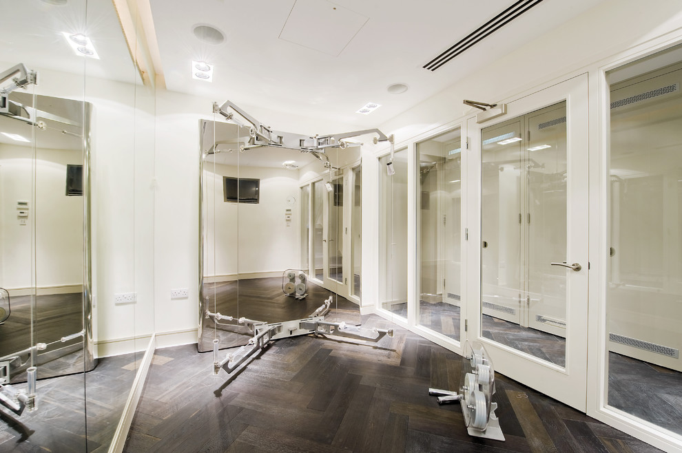 Moderner Fitnessraum mit weißer Wandfarbe in London