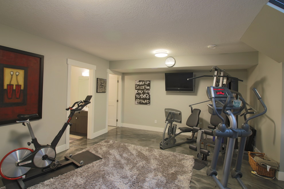 Exemple d'une salle de musculation tendance de taille moyenne avec un mur gris, sol en béton ciré et un sol gris.