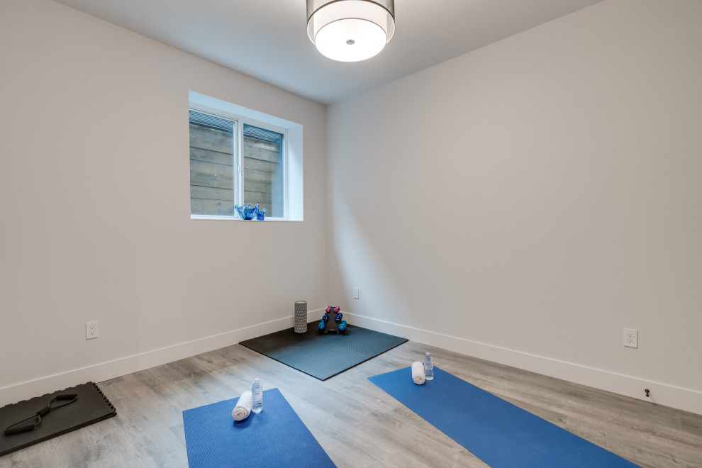 Ispirazione per un piccolo studio yoga design con parquet chiaro e pavimento grigio