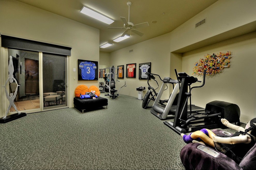 Multifunktionaler, Geräumiger Moderner Fitnessraum mit beiger Wandfarbe, Teppichboden und buntem Boden in Phoenix