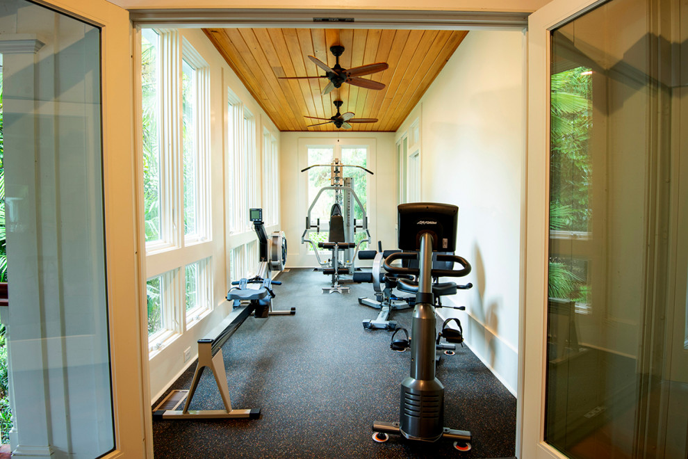 Foto de sala de pesas tradicional renovada pequeña con paredes beige y suelo gris
