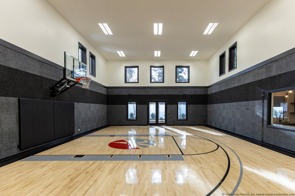 Großer Klassischer Fitnessraum mit Indoor-Sportplatz, weißer Wandfarbe, hellem Holzboden und braunem Boden in Salt Lake City
