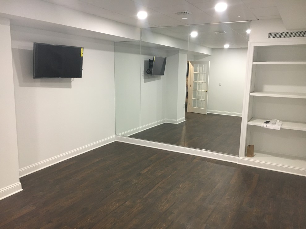 Multifunktionaler, Mittelgroßer Moderner Fitnessraum mit weißer Wandfarbe und Vinylboden in New York