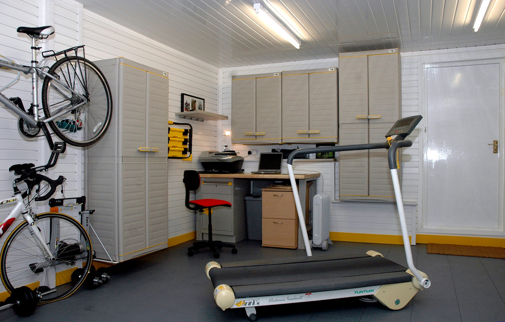 Home gym - contemporary home gym idea in Buckinghamshire