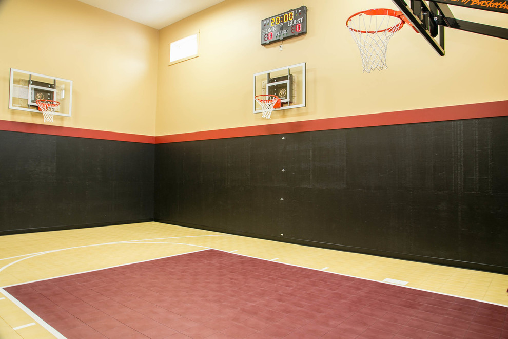 Idée de décoration pour un terrain de sport intérieur minimaliste avec un mur multicolore.