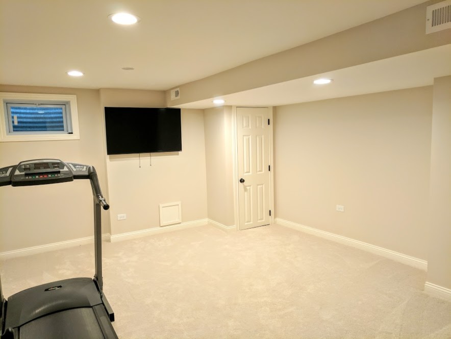 На фото: универсальный домашний тренажерный зал среднего размера в стиле неоклассика (современная классика) с серыми стенами, ковровым покрытием и белым полом с