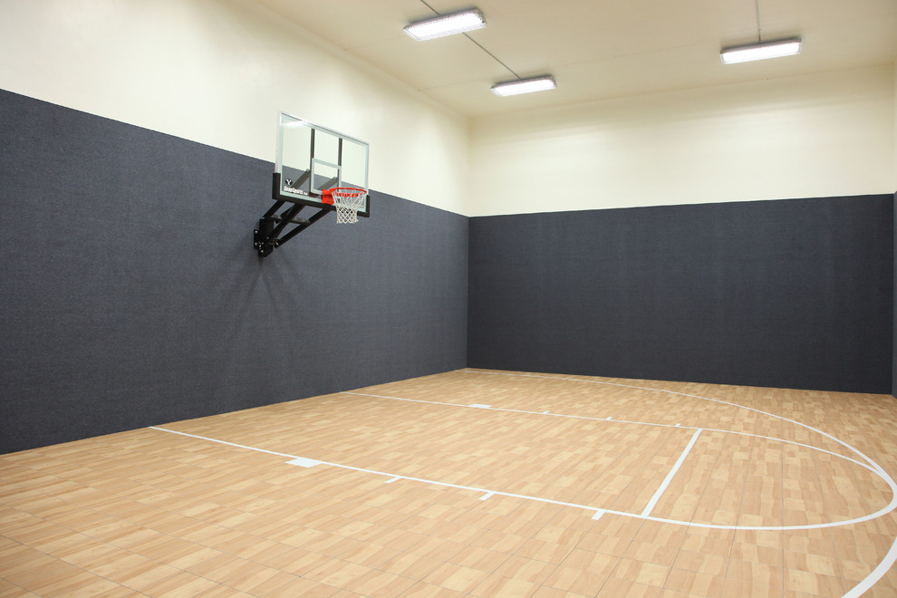 Großer Klassischer Fitnessraum mit Indoor-Sportplatz, beiger Wandfarbe und hellem Holzboden in Salt Lake City