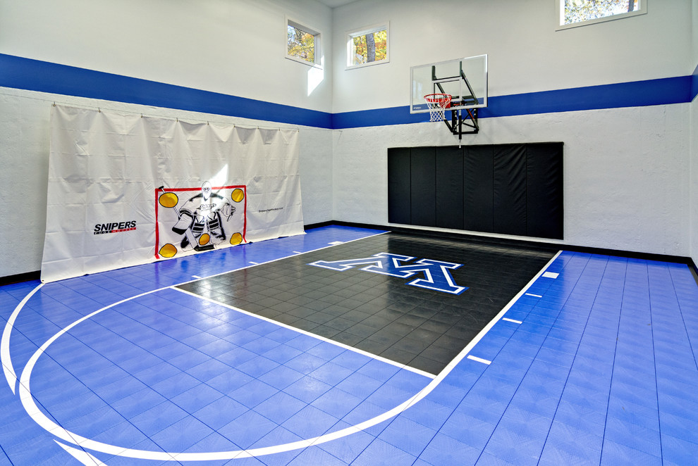 Exemple d'un terrain de sport intérieur de taille moyenne avec un mur blanc et un sol bleu.