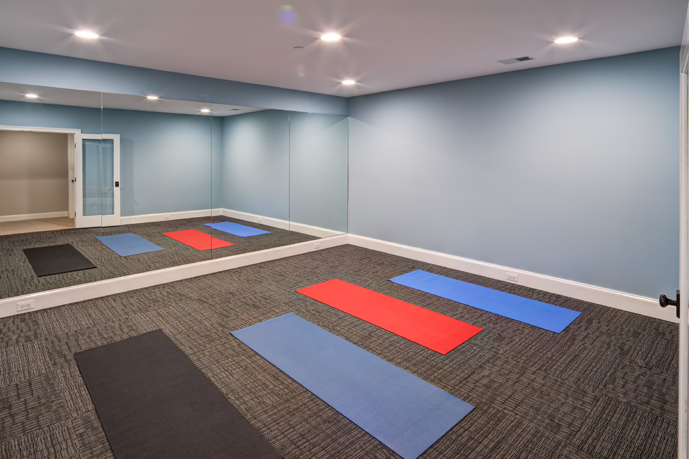 Идея дизайна: большая йога-студия в стиле неоклассика (современная классика) с синими стенами, ковровым покрытием и серым полом