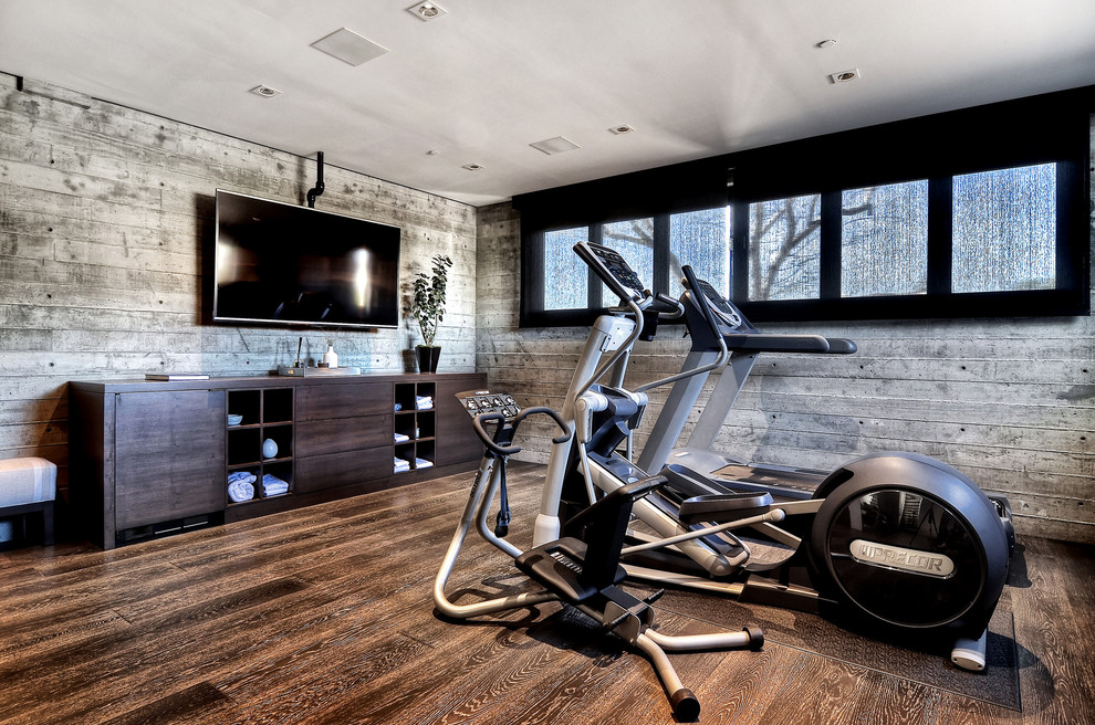 Multifunktionaler, Großer Moderner Fitnessraum mit braunem Holzboden, grauer Wandfarbe und braunem Boden in Orange County
