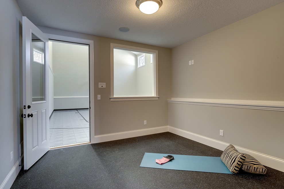 Réalisation d'un petit studio de yoga tradition avec un mur gris et un sol multicolore.