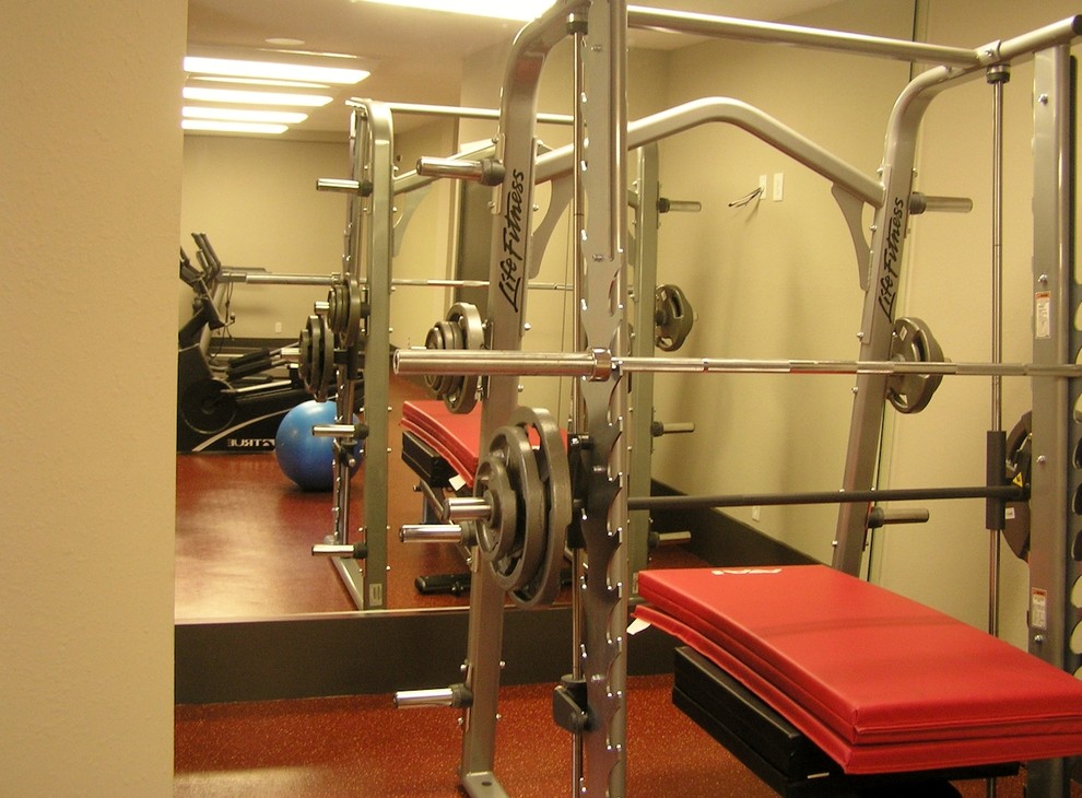 Mittelgroßer Klassischer Fitnessraum mit beiger Wandfarbe und rotem Boden in Raleigh