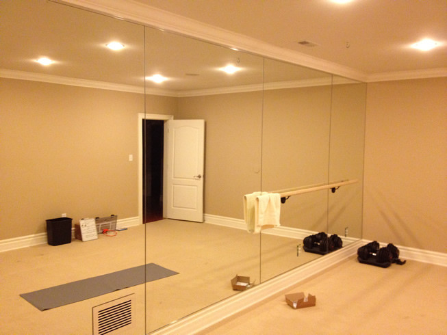 Idee per una palestra in casa di medie dimensioni con pareti beige e moquette