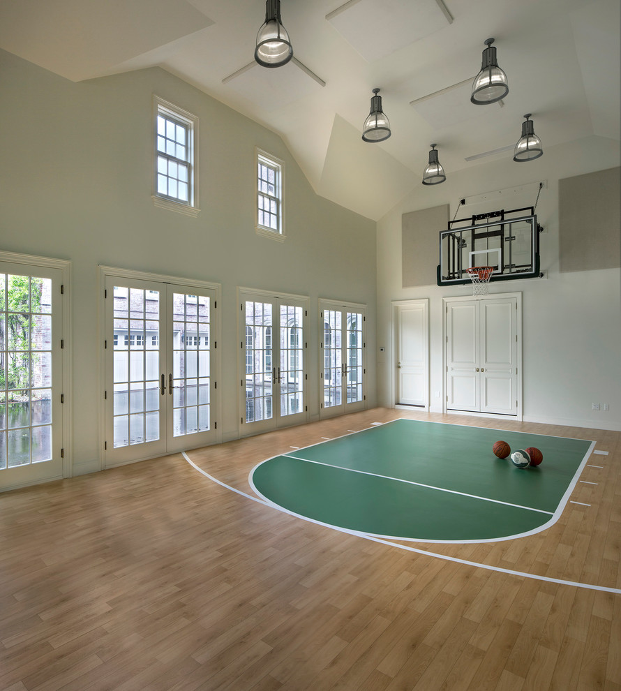 Geräumiger Klassischer Fitnessraum mit Indoor-Sportplatz, weißer Wandfarbe, hellem Holzboden und beigem Boden in Detroit