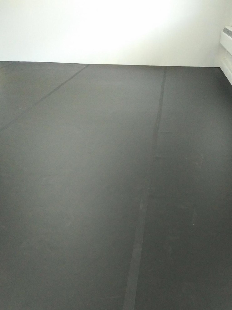 Esempio di un piccolo studio yoga moderno con pavimento in vinile, pareti blu e pavimento grigio